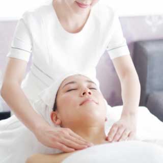 フェイシャル専科　デコルテ